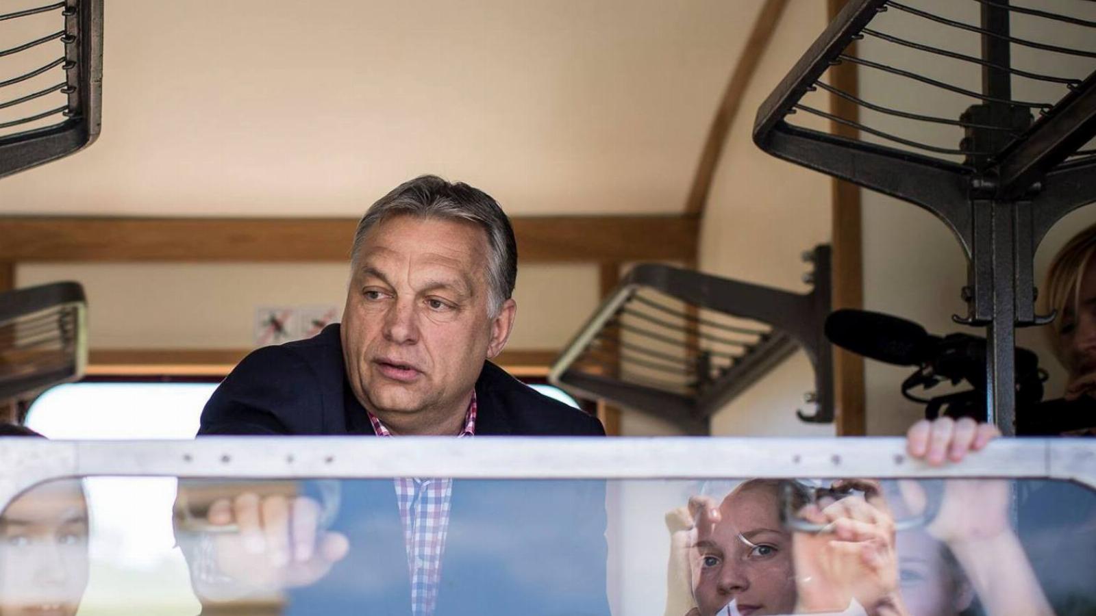 Orbán Viktor - na és a családok - végre Lovasberényig utazhatnak a több mint 12 milliárdból kibővített kisvasúton