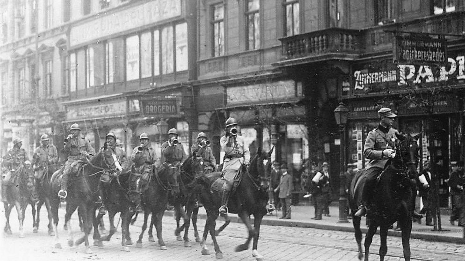 Budapest utcáin vonuló román lovas katonák 1919. augusztusában