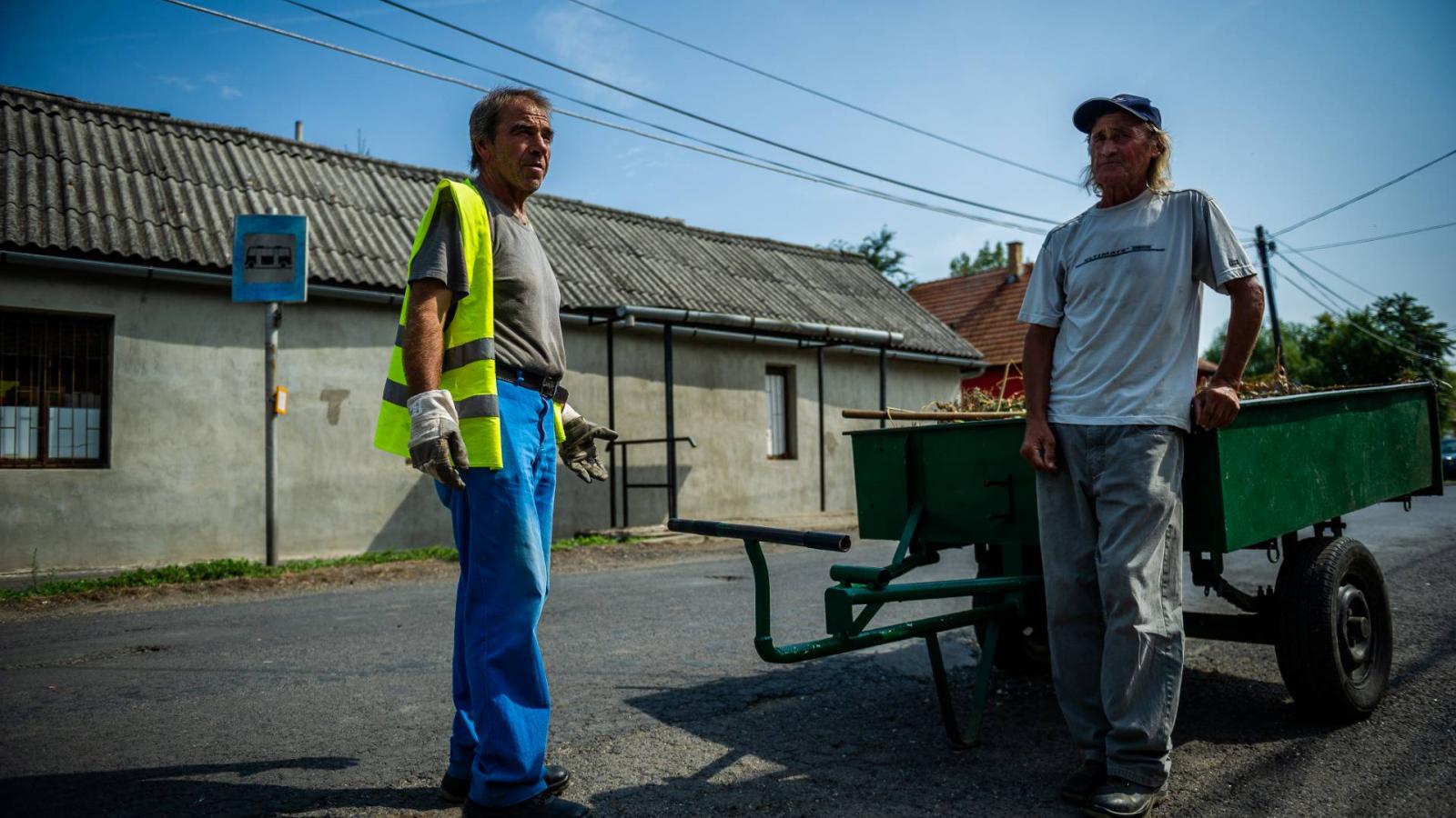 Kárászi Gyula és Hutka Ferenc is úgy véli, a kormány akkor tenne igazán valamit értük, ha a közmunkások bérét a minimálbér közeli szintre vinné