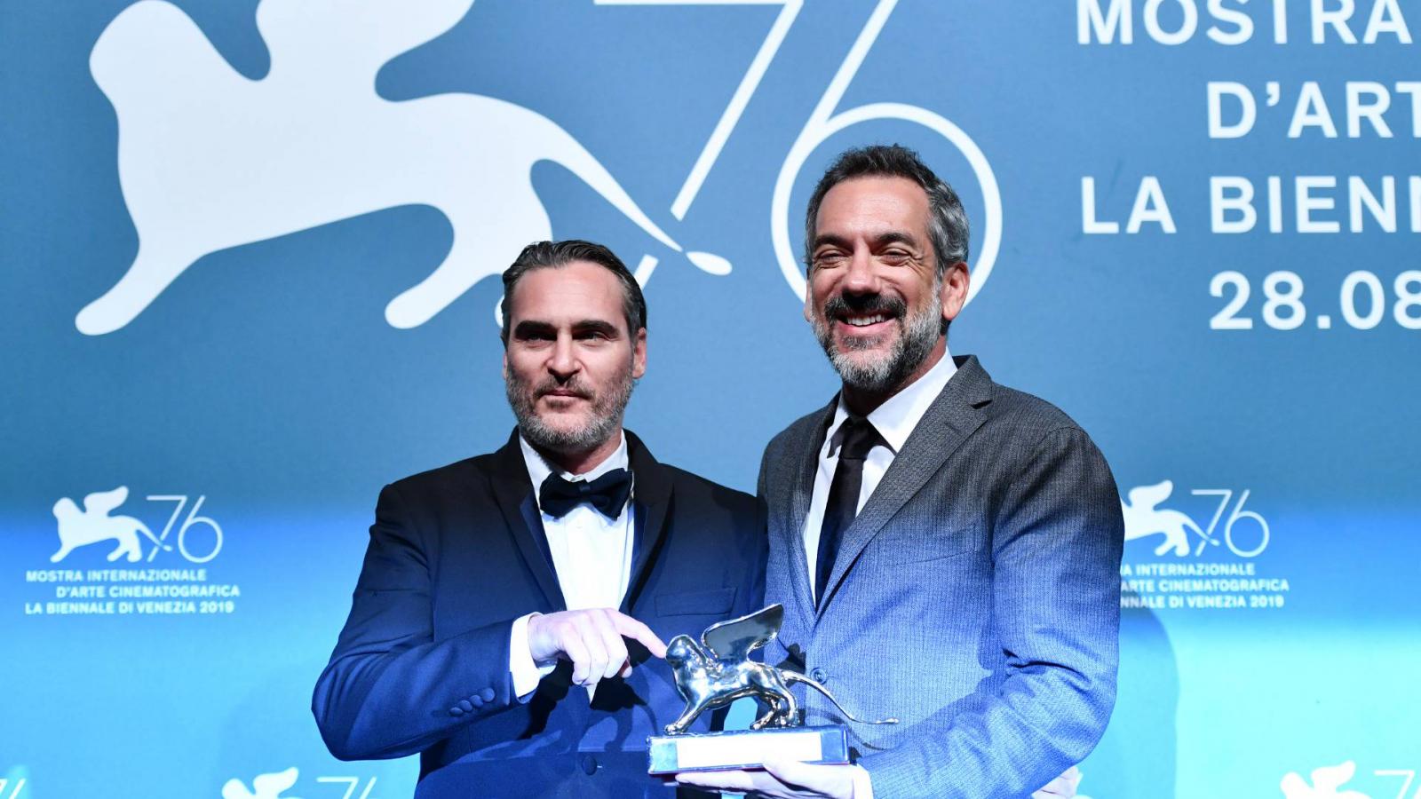 Todd Phillips rendező (jobbra) és a Jokert alakító Joaquin Phoenix a 76. Velencei Filmfesztivál legjobb filmnek járó Arany Oroszlánjával 2019. szeptember 7-én, a velencei Lidón