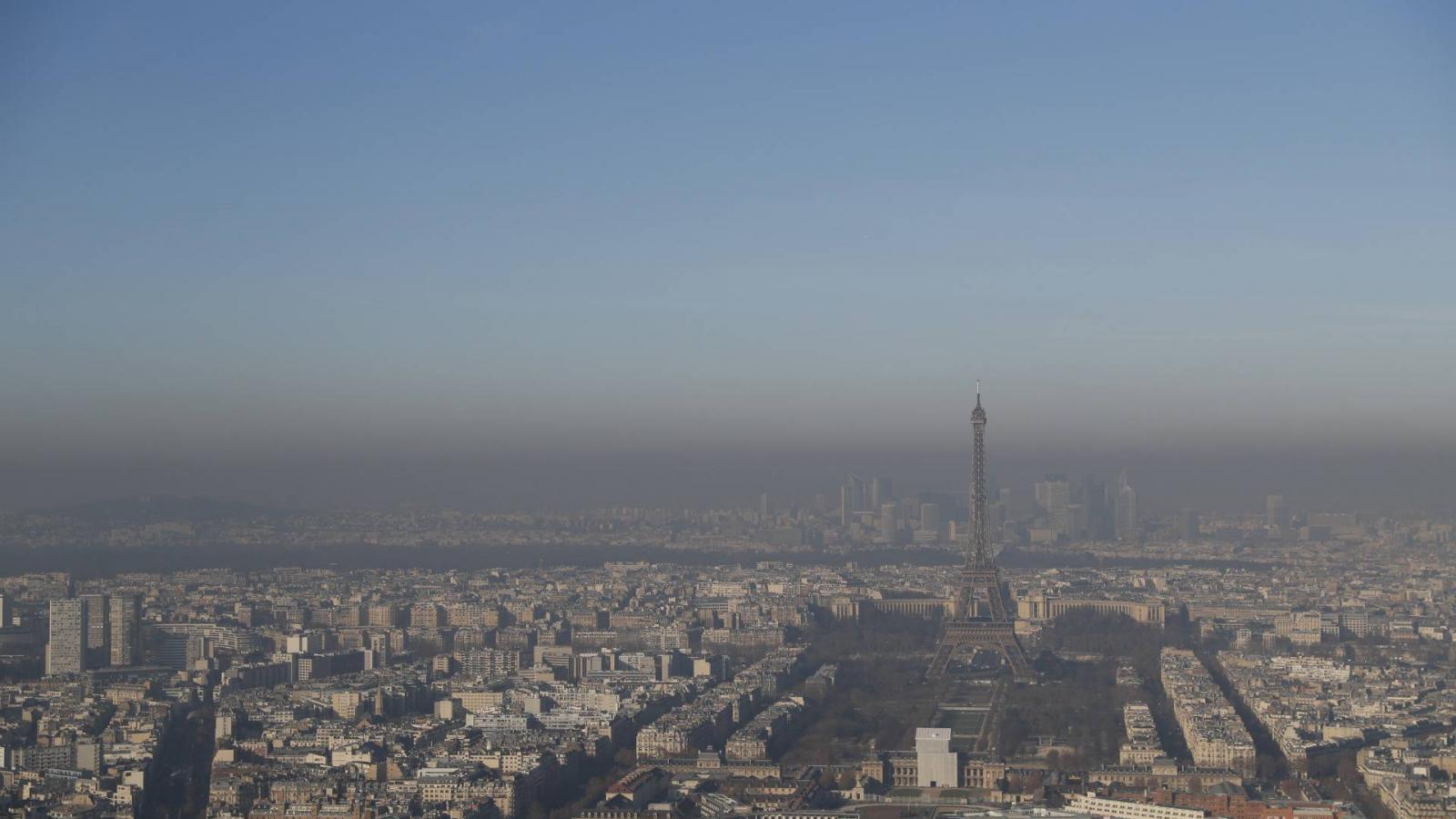 A Montparnasse-ról 2016. december 5-én készített kép a Párizsra néző kilátást mutatja a szmogban / Képünk illusztráció