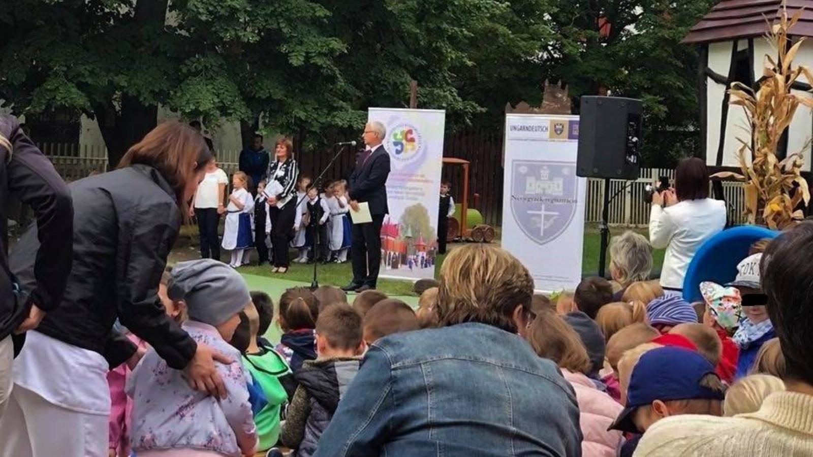 Soltész Miklós óvodások előtt tart beszédet Szekszárdon