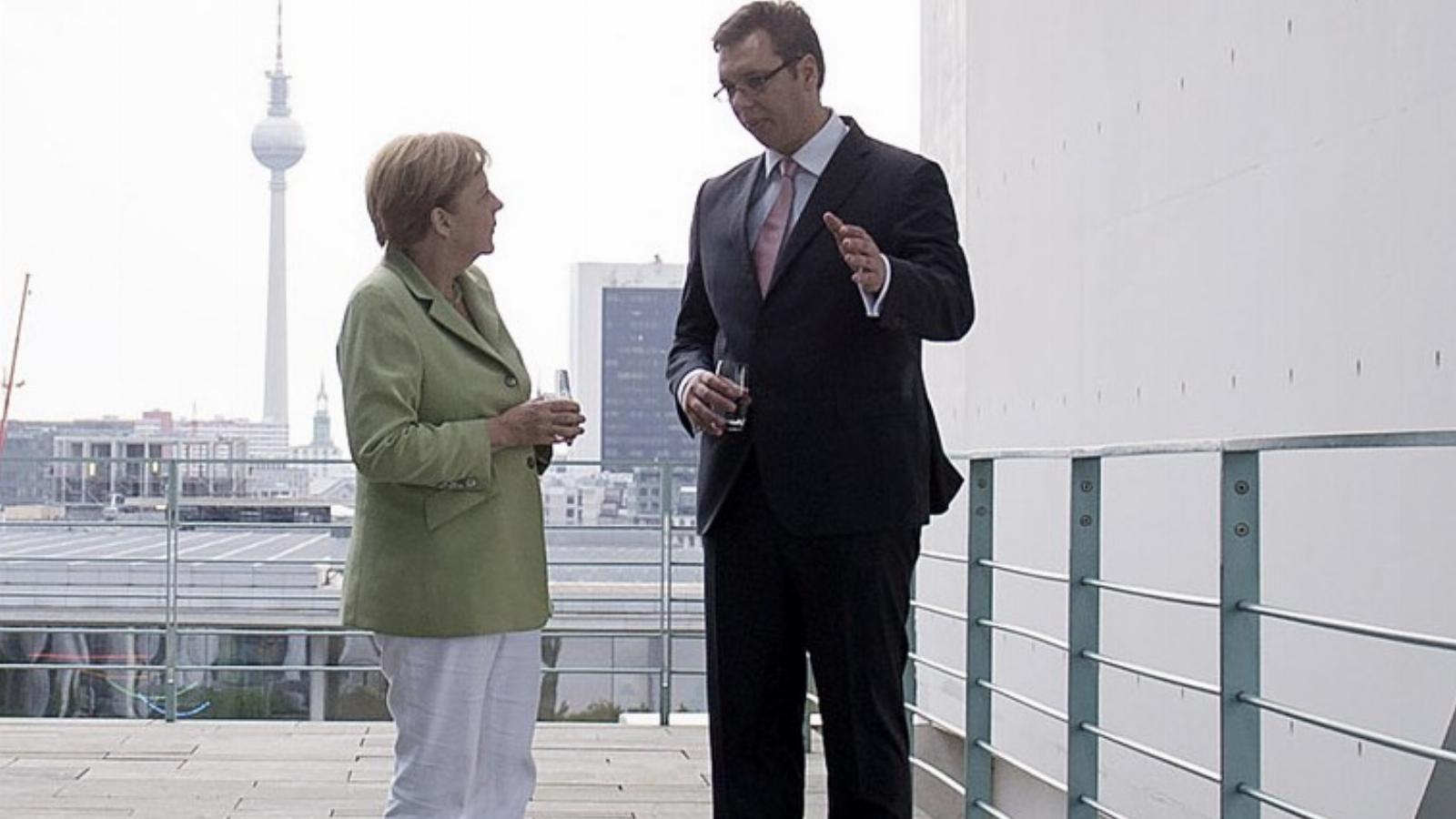 Alekszandar Vucic miniszterelnök Angela Merkel német kancellárral