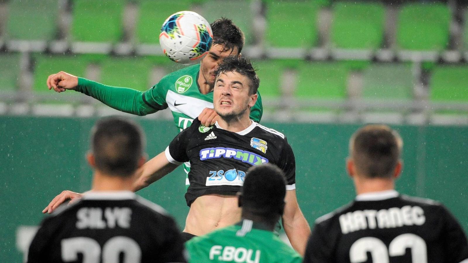 A ferencvárosi Ihor Haratyin (b) és Aljakszandr Karnyicki, a Mezőkövesd játékosa (j) a labdarúgó OTP Bank Liga 11. fordulójában játszott Ferencvárosi TC - Mezőkövesd Zsóry FC mérkőzésen