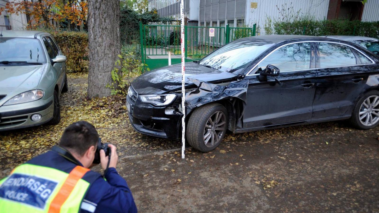 Rendőr helyszínel a halálos kimenetelű gázolásnál a füredi úton