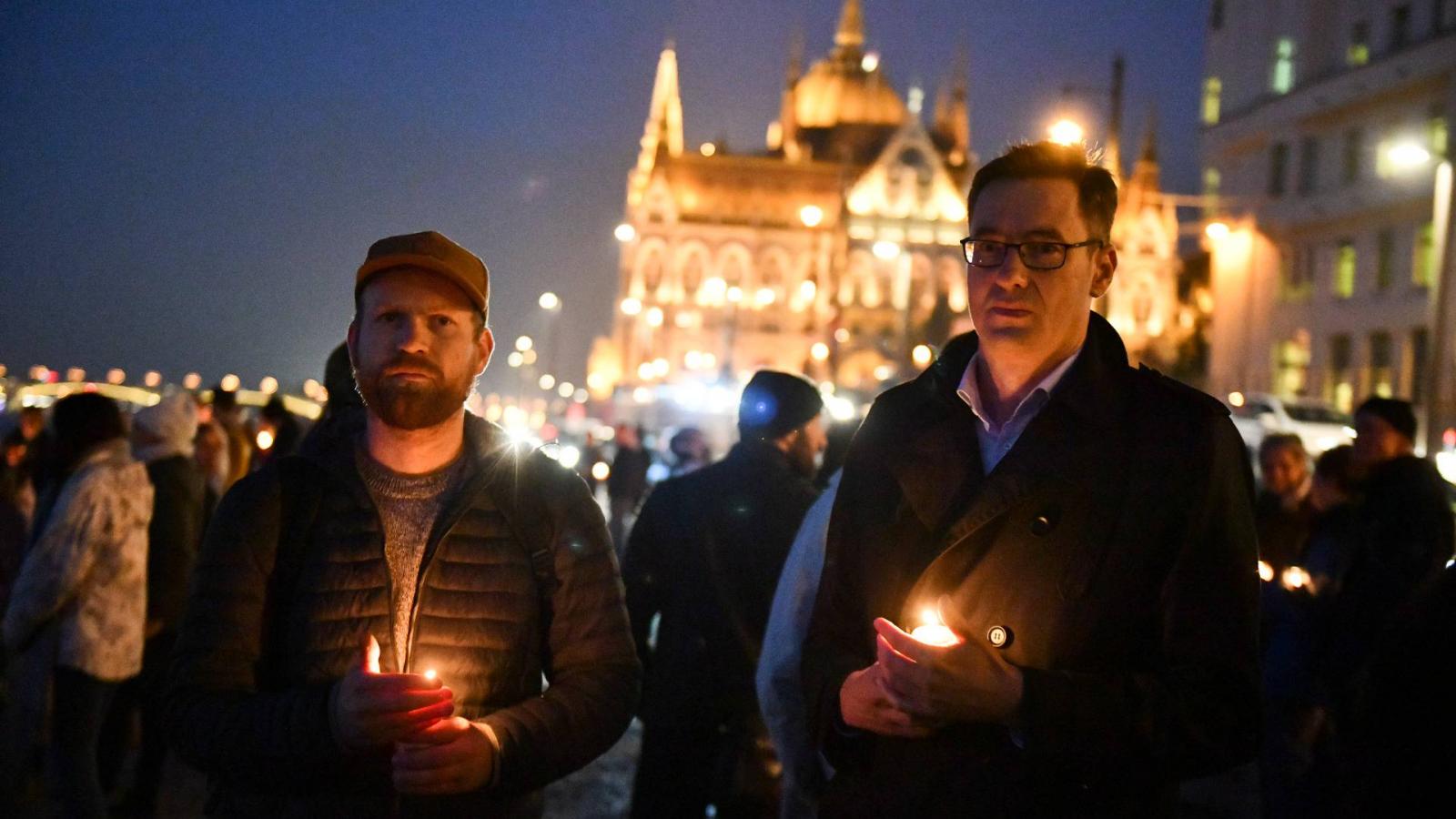 Karácsony Gergely főpolgármester a Cipők a Duna-parton nevű holokauszt emlékműnél tartott gyertyagyújtáson