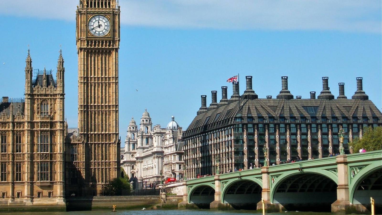 Portcullis House (jobbra) a Westminster-palota szomszédságában