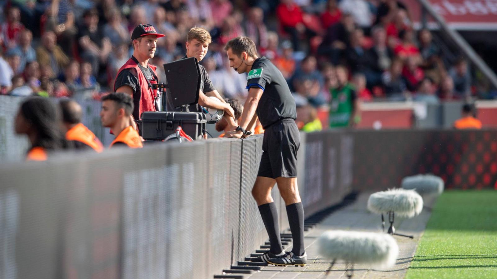 Videobíró a Bundesliga Bayer 04 Leverkusen - Union Berlin meccsén