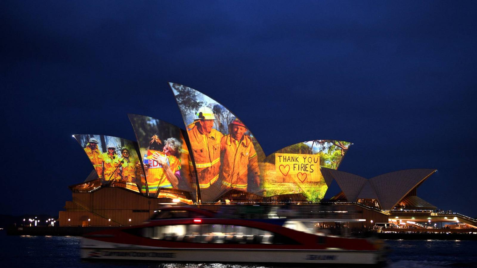 Szombat éjjel a tűzoltóknak köszönetet mondó képet vetítettek a Sydneyi Operaházra.