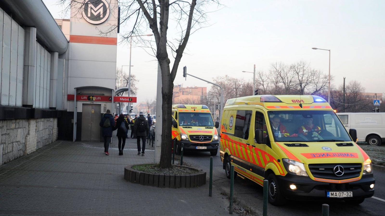 Mentőautók a 2-es metró a Pillangó utcai megállójánál, ahol összeütközött két szerelvény 2016. december 5-én