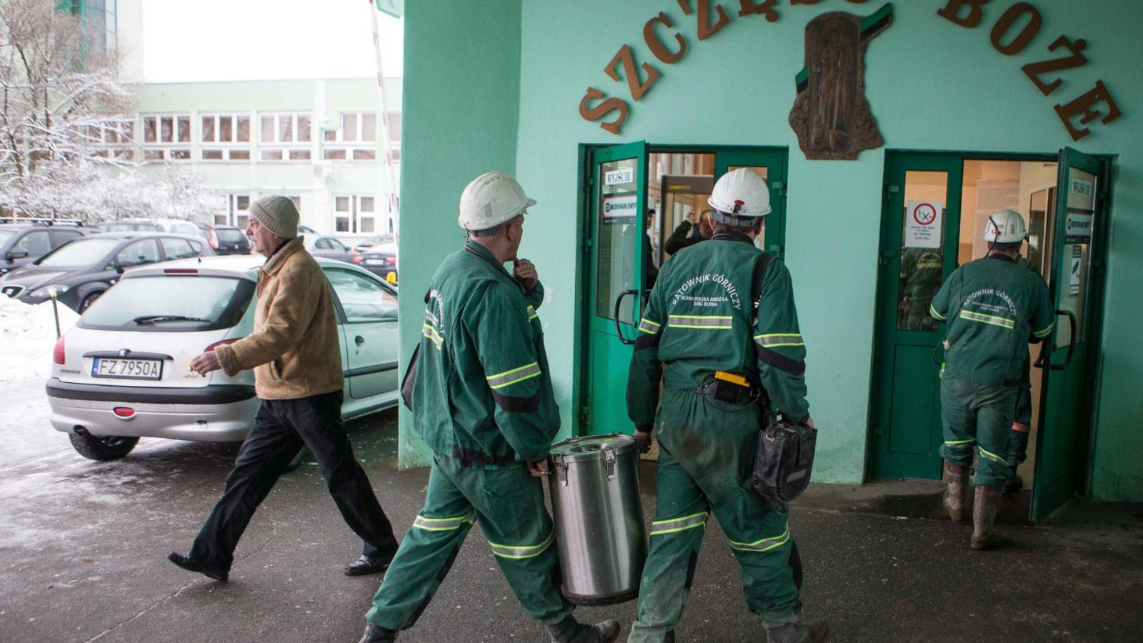 Mentőcsapat egy korábbi omlásnál, nem először történik baleset ebben a bányában