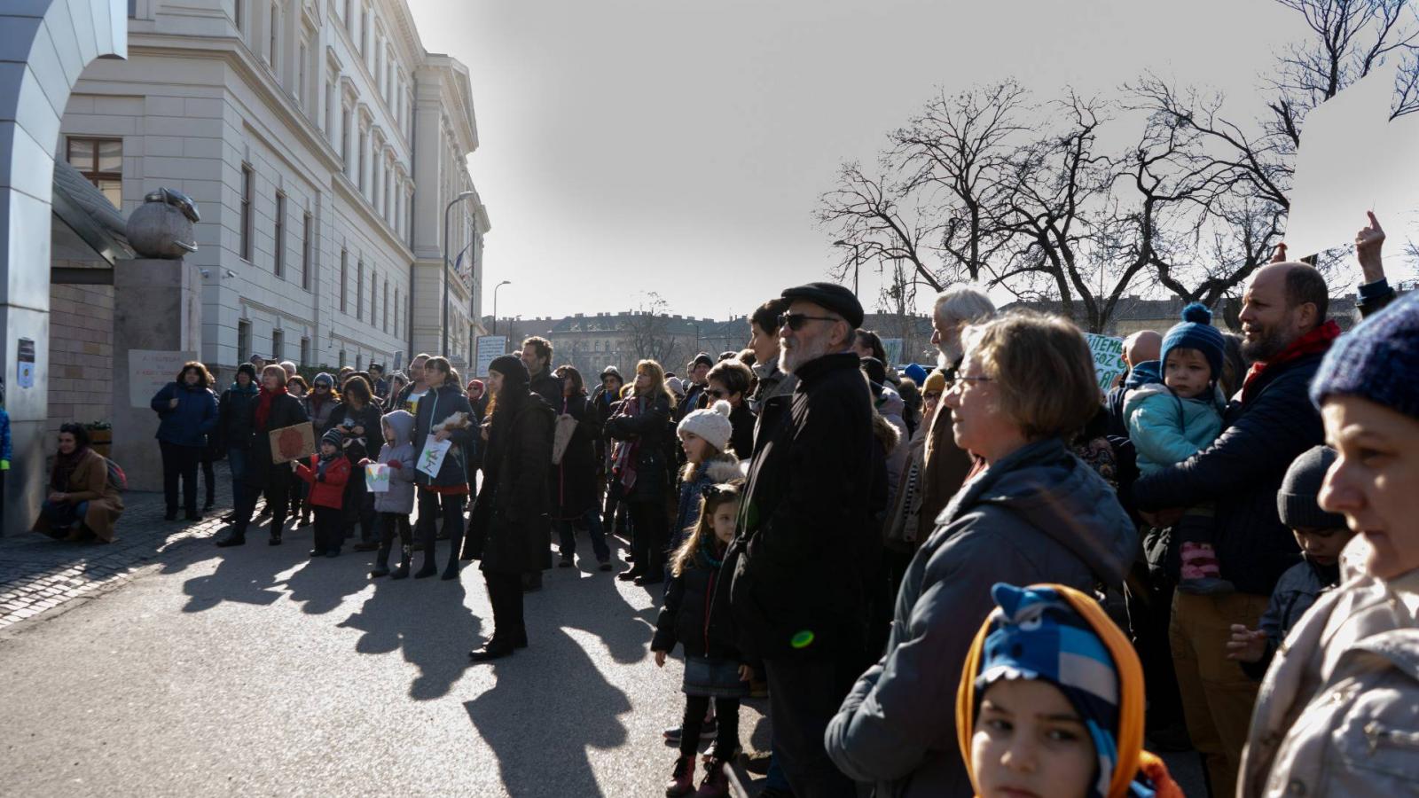 Közel kétszázan demonstráltak vasárnap, a fővárosi Természettudományi Múzeum tervezett Debrecenbe költöztetése ellen