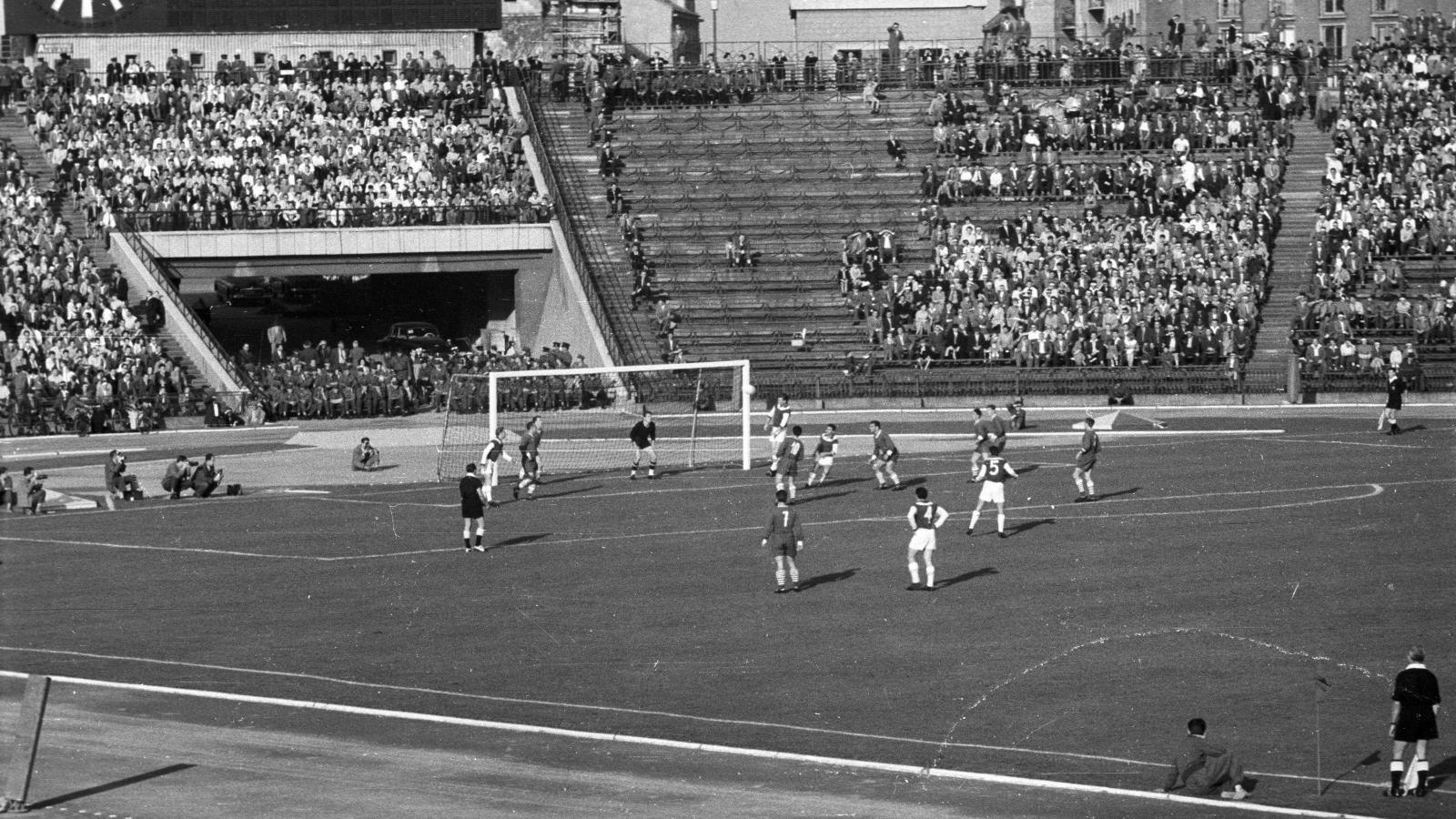 1960. Magyarország,Budapest XIV.,Népstadion a felvétel 1960. szeptember 25-én, a Ferencváros - Újpesti Dózsa (2:0) labdarúgó mérkőzésen készült