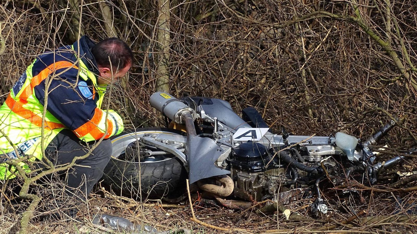 Összetört motorkerékpár az út mellett Hódmezővásárhely és Szikáncs között