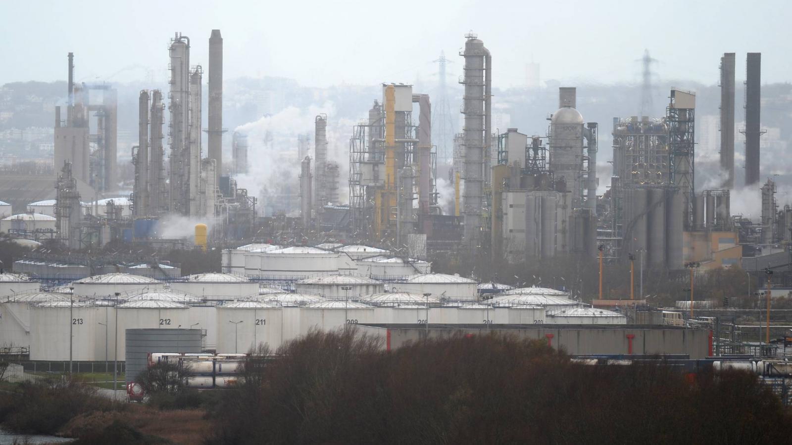 A kép illusztráció, egy francia olajfinomítót ábrázol