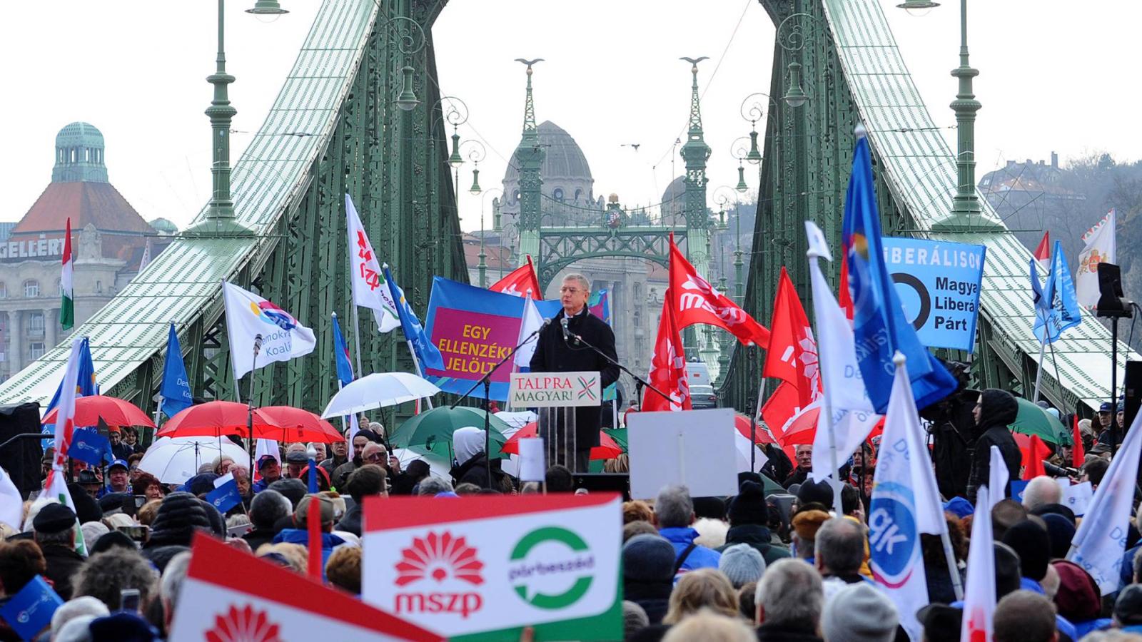 A baloldali összefogás 2018 március 15-i gyűlése a Fővám téren