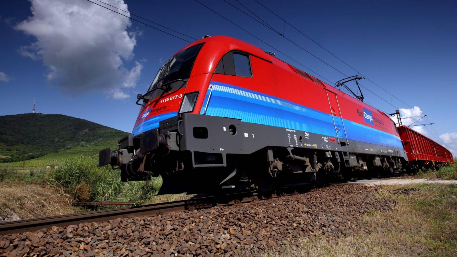 A Rail Cargo Hungaria Zrt. ÖBB 1116-017-3 pályaszámú bérelt mozdonya a Tokaji-hegy alatt