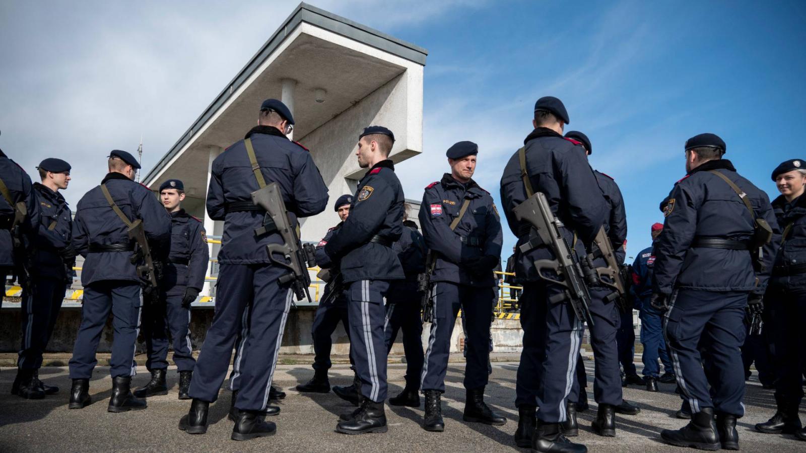 Osztrák rendőrök Nickelsdorfban