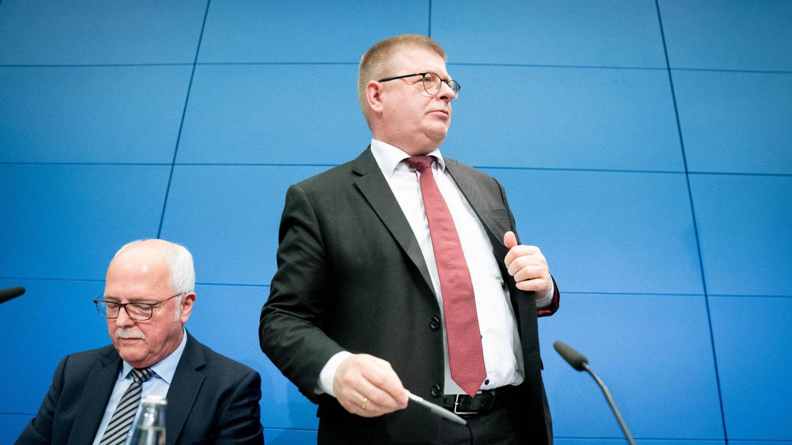 Thomas Haldenwang és Joachim Seeger bejelenti a szélsőjobbos AfD platformjának megfigyelését