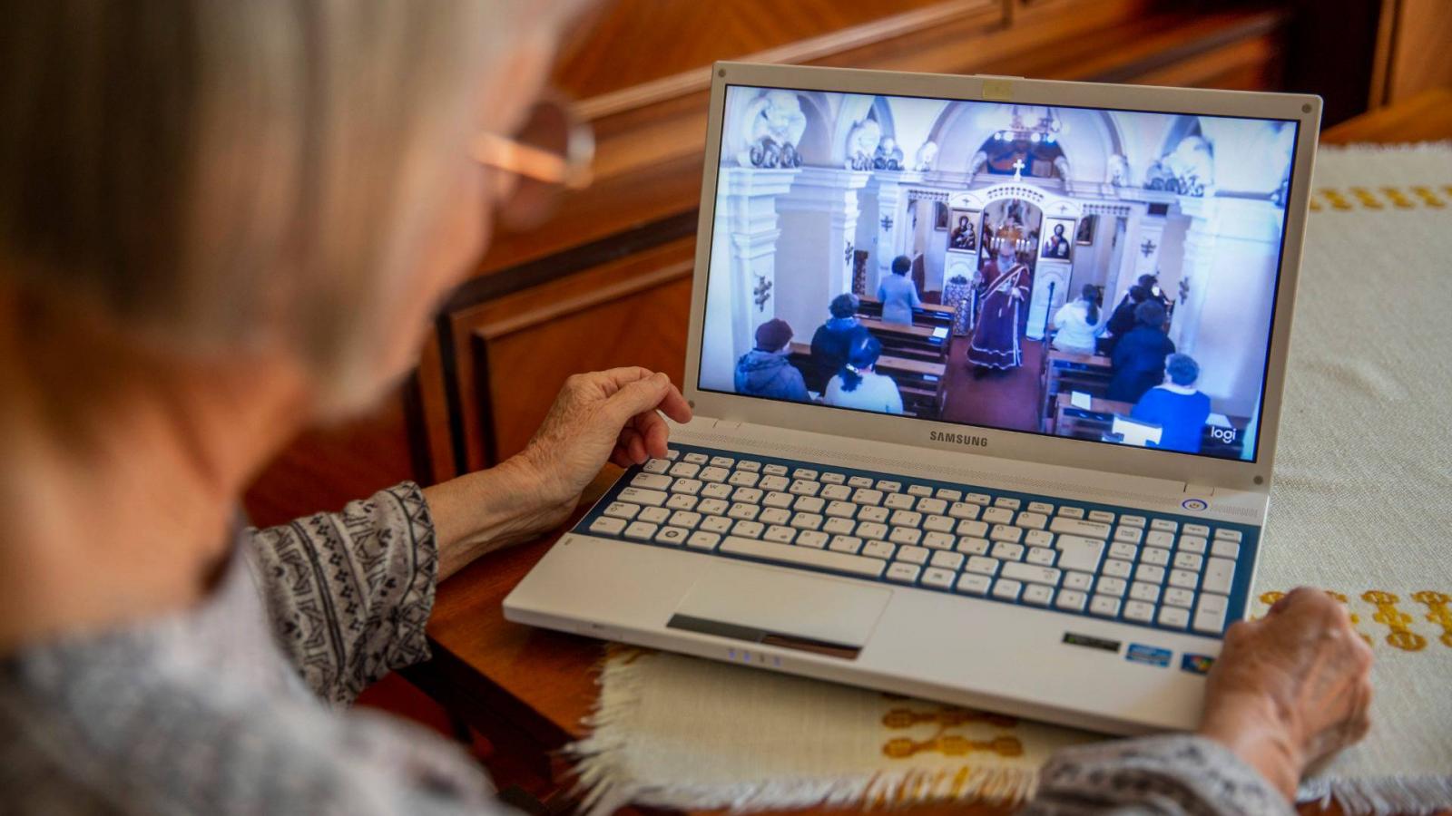 Pirer Gyuláné a szegedi Szent Rozália görögkatolikus kápolna által online közvetített misét nézi otthonában