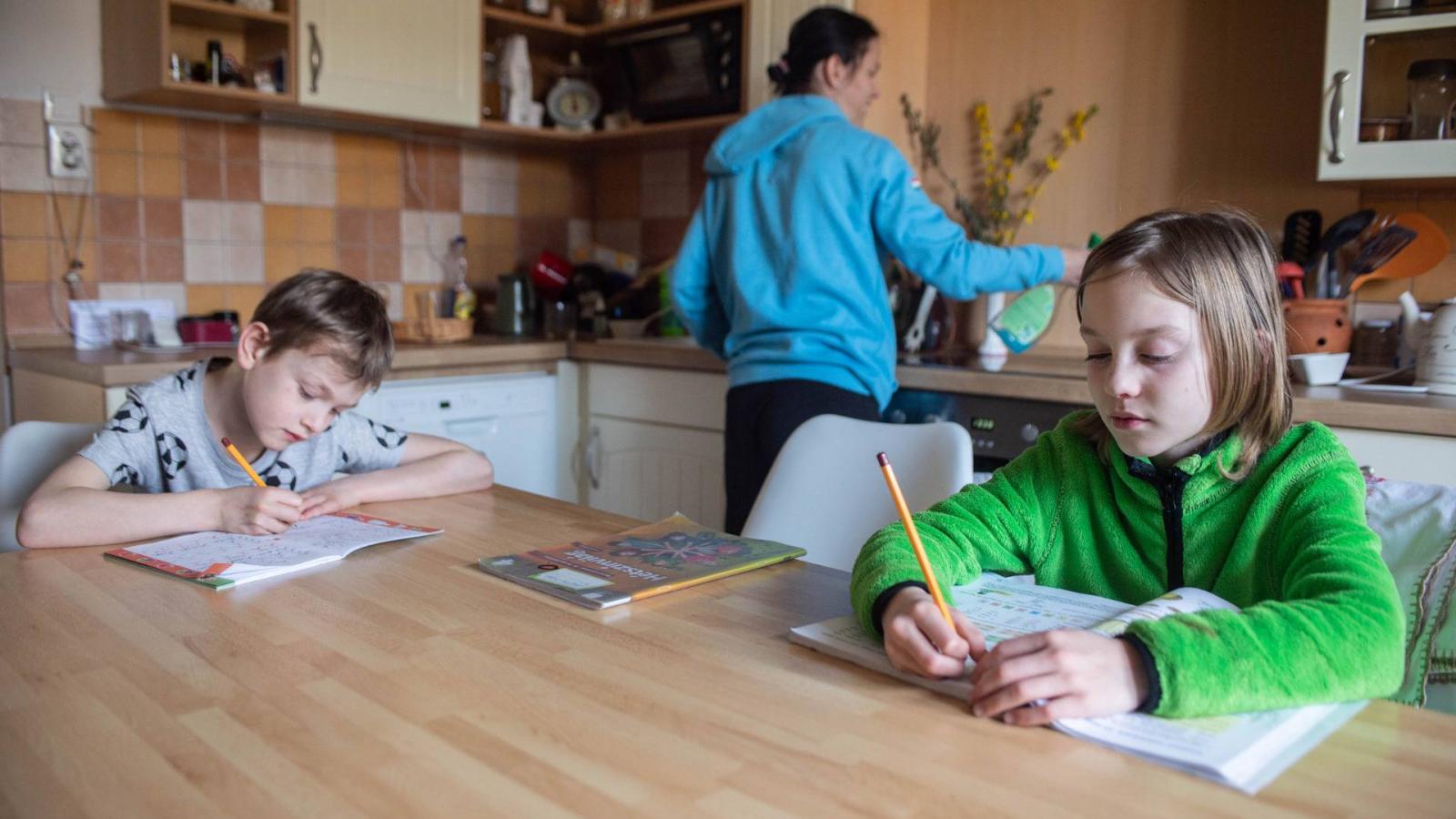 A nagyatádi Jüngling család otthon tanul