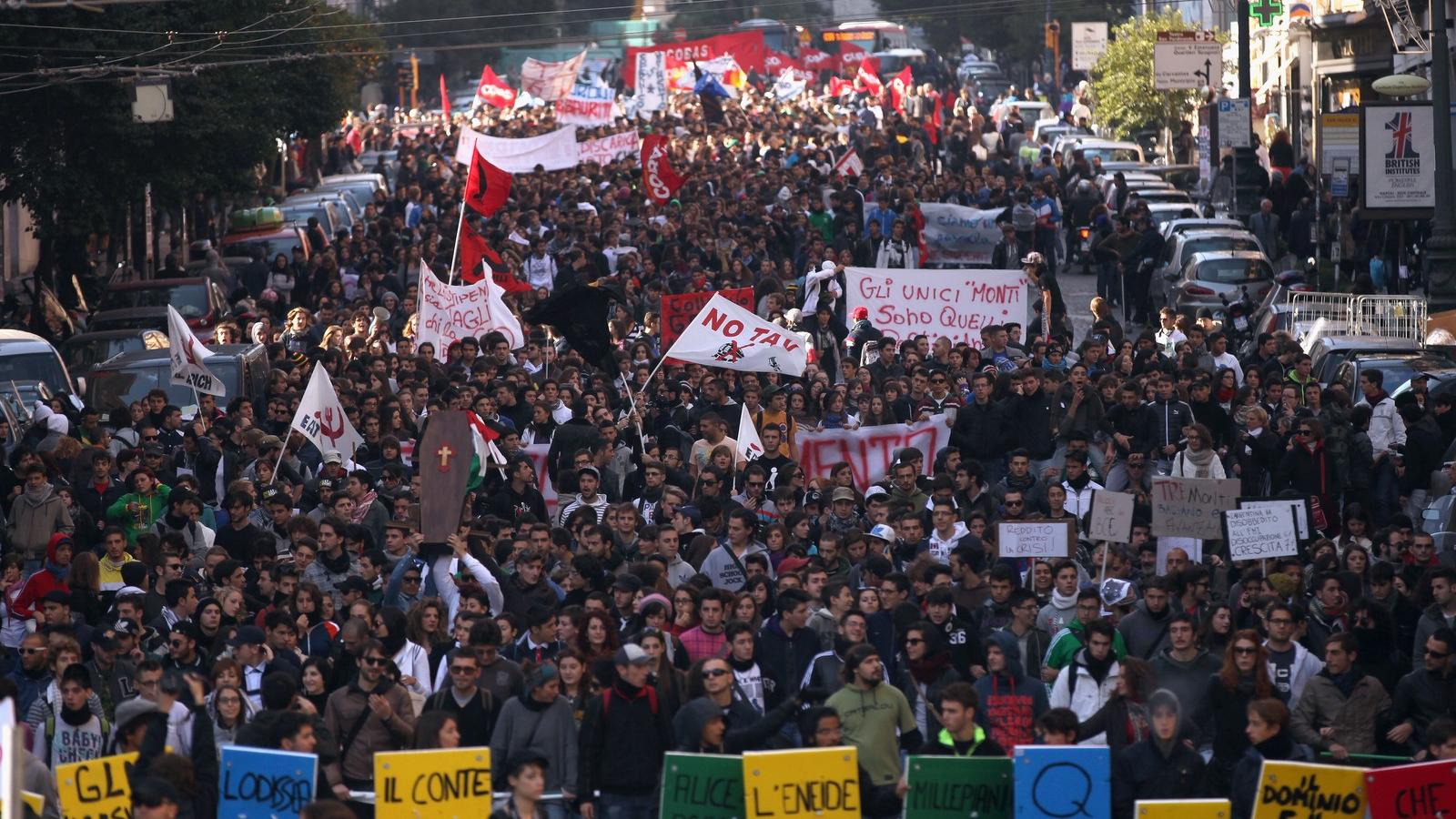 Olaszországban 2011- ben is tüntettek a diákok és a munkanélküliek, akkor  november 17-én Nápolyban szintén több ezer diák vonul