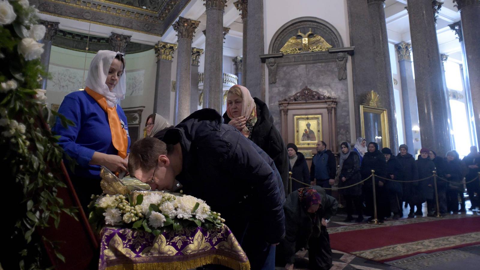 Szentpéterváron hetvenezer prvoszláv hívő csókolta végig egy kegytárgyat