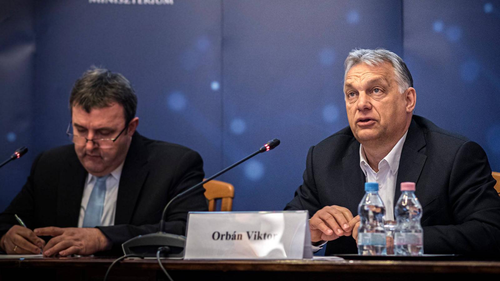 Orbán Viktor és Palkovics László részt vesz a kormány és a gazdasági kamarák negyedik videókonferenciáján az ITM épületében