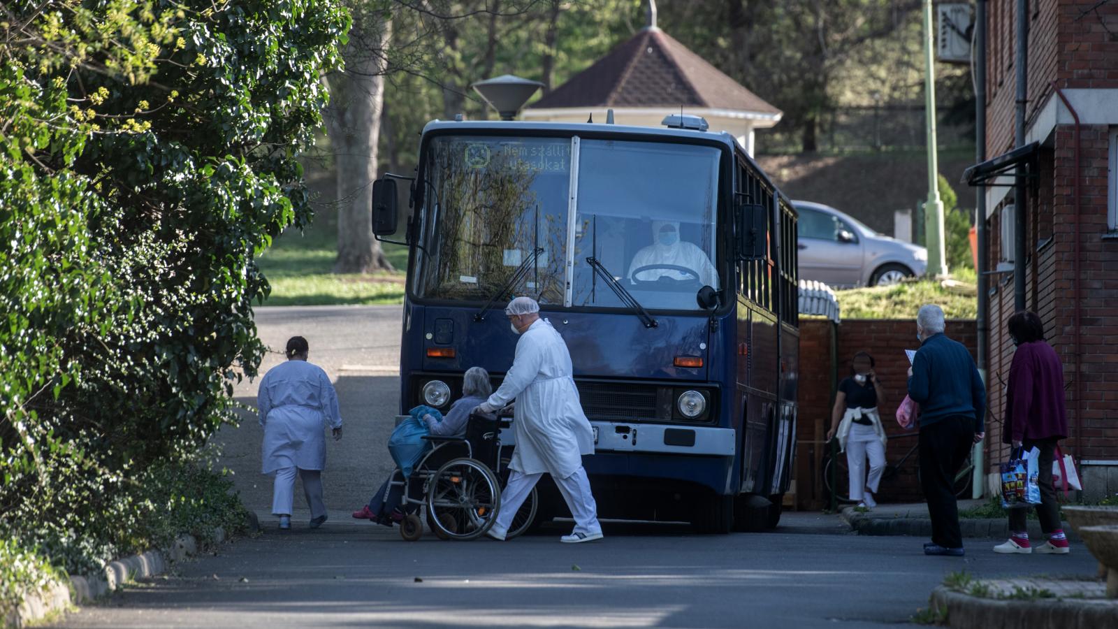 Busszal szállították kórházba a Pesti úti idősek otthonának fertőzött vagy fertőzésgyanús lakóit