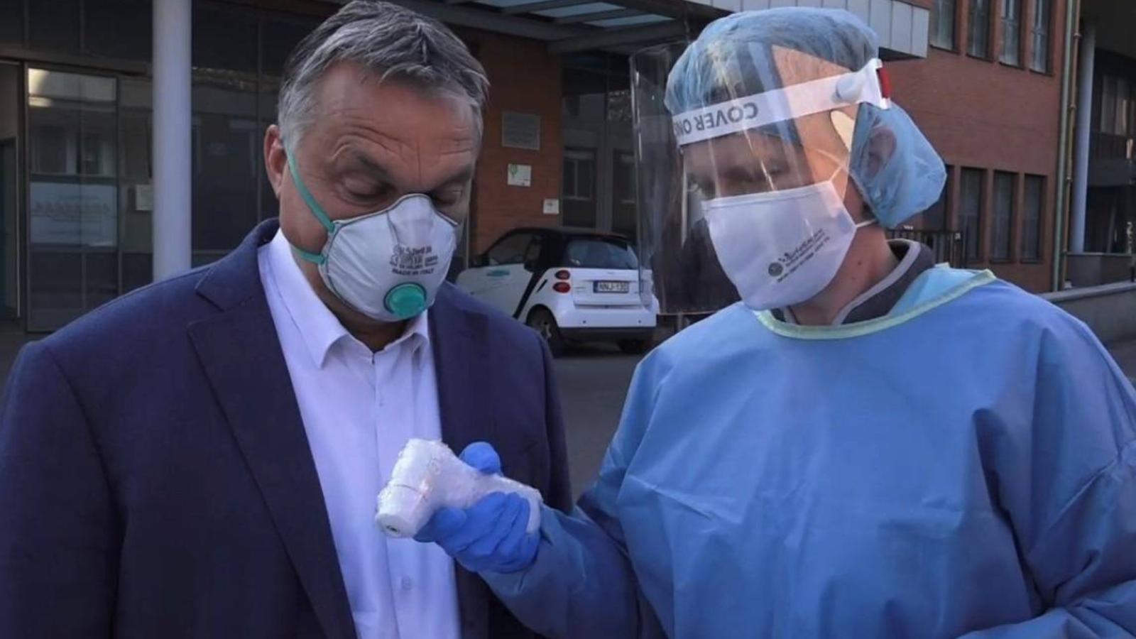 Orbán Viktor hitetlenkedve nézi a digitális hőmérő által jelzett testhőmérsékletet. 34,5 Celsius fok, de a pálinka erre is megoldás