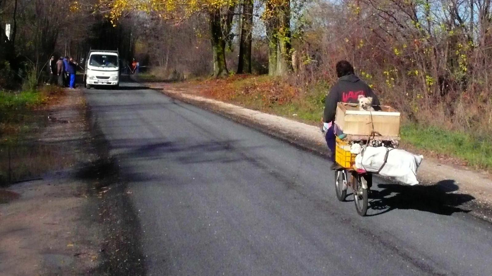 Csak az biztos, hogy aszfaltoznak Baján az elhíresült szavazókörben, de hogy ki rendelte meg és mennyi pénzért, arra senki nem t