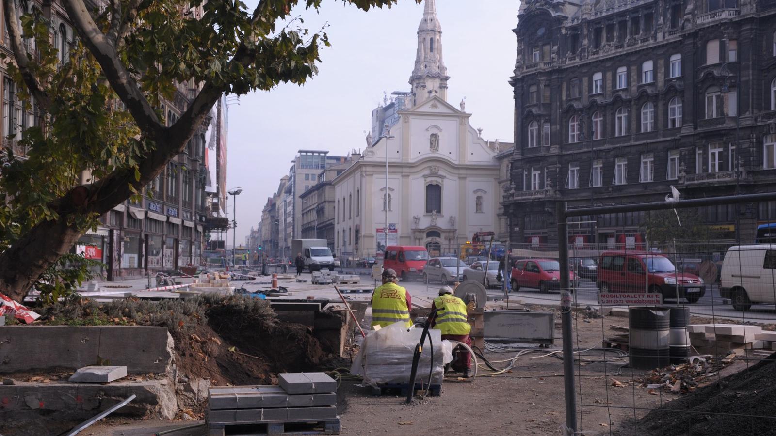 Gőzerővel dolgoznak a Ferenciek terén, és annak környékén. Fotó: K2 Press, Népszava.