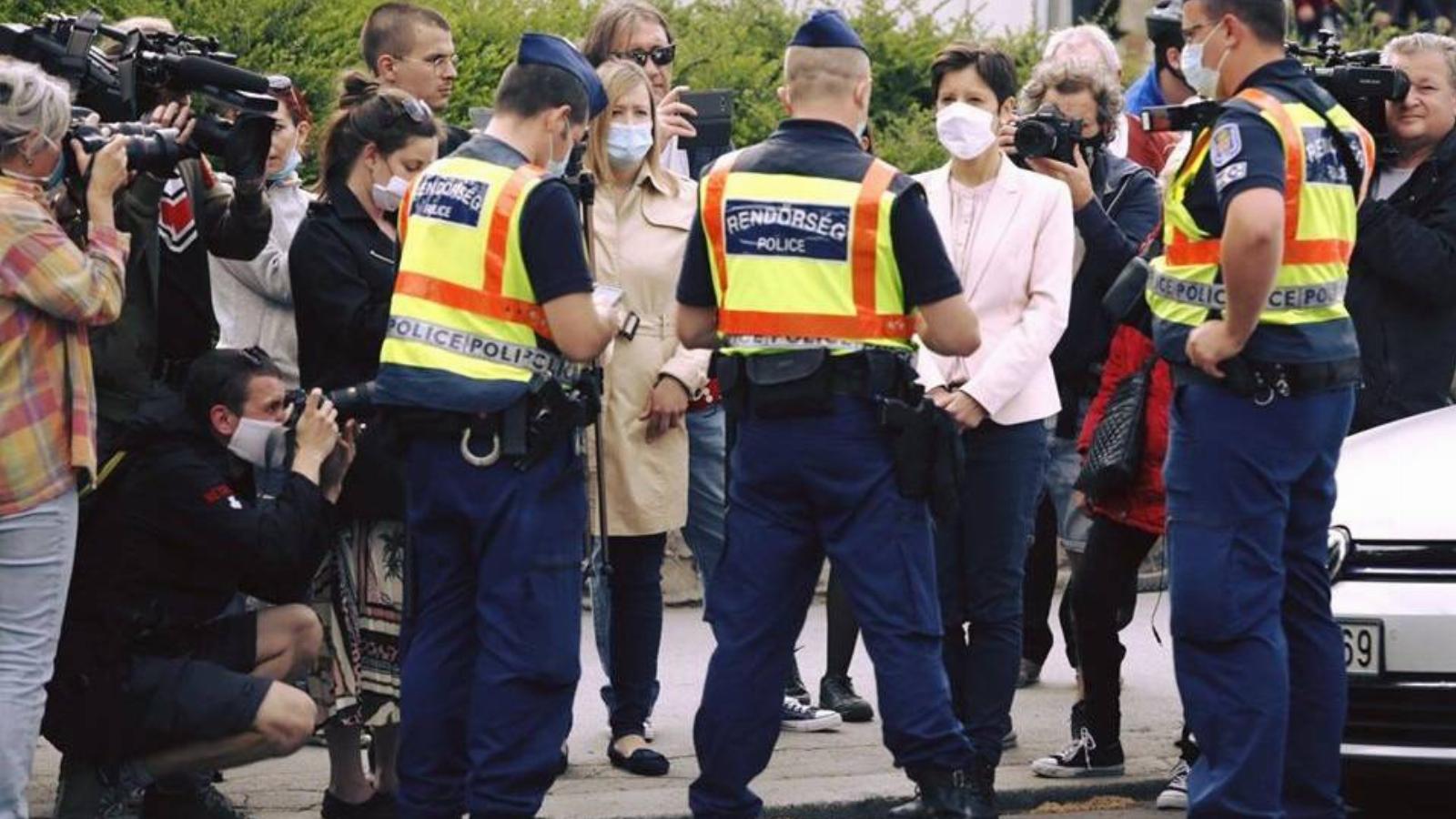 Rendőrök veszik jegyzőkönyvbe Szél Bernadett nyilatkozatát egy Clark Ádám téri demonstráción