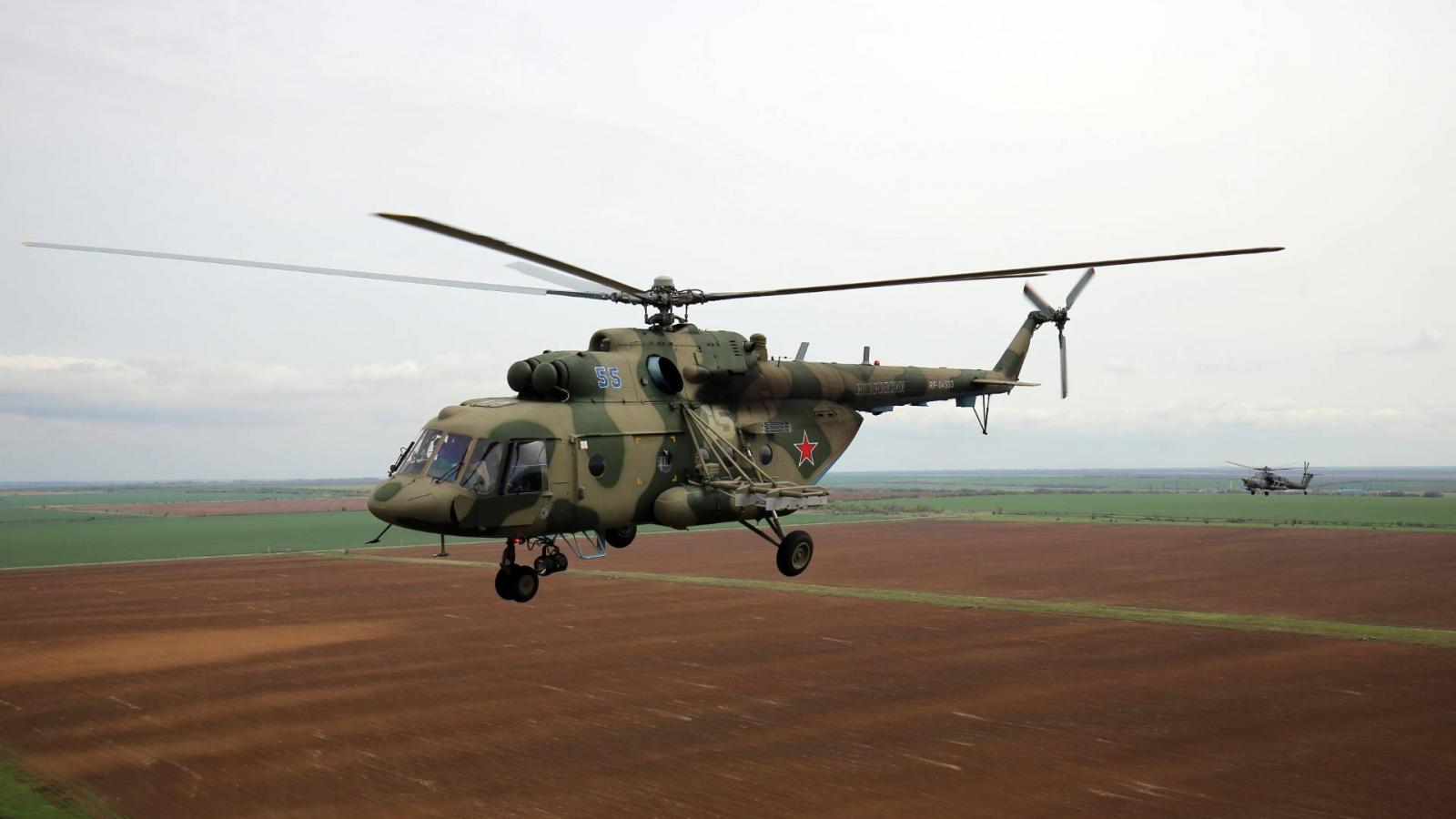 Mi-8-asok tartanak a volgográdi győzelem napi parádéra