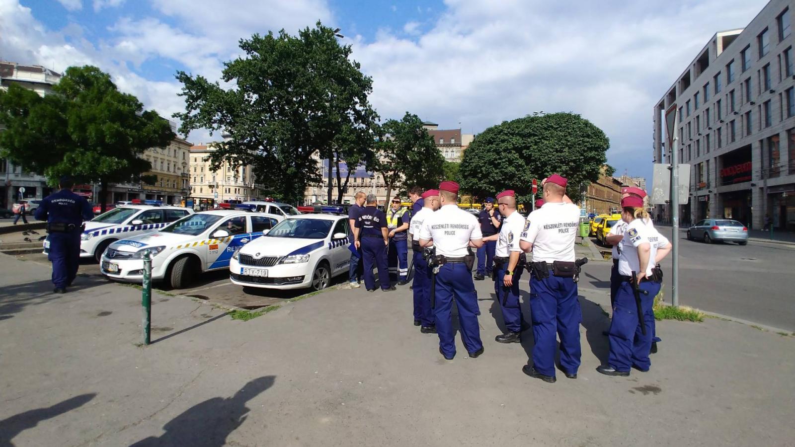 Tucatnyi rendőr, három szolgálati autó kellett egy zöldre festett szellőzőakna ellenőrzéséhez a Blaha Lujza téren