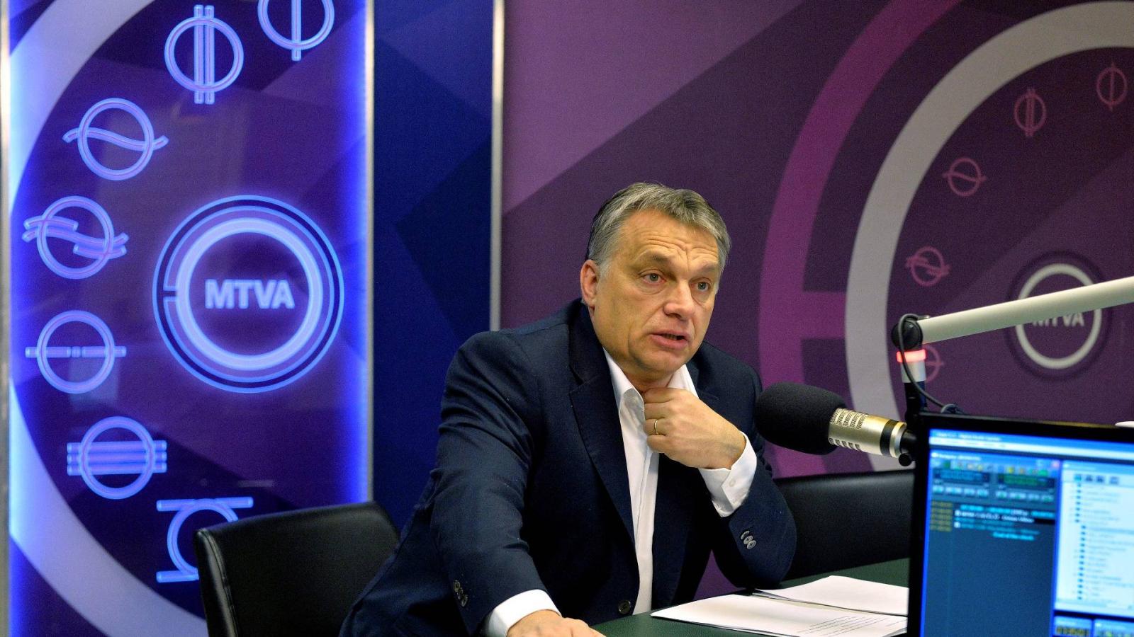 Orbán Viktor egy 2016-os Kossuth Rádiós interjú közben