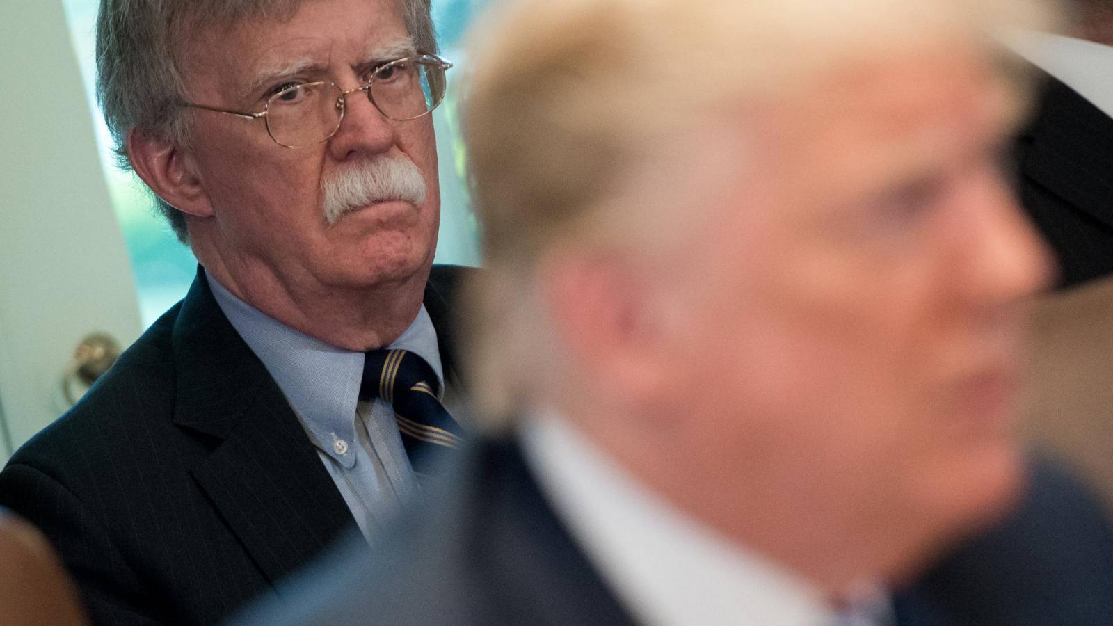 John Bolton Donald Trump hátterében  Fehér Ház kabinettermében 2018. május 9-én