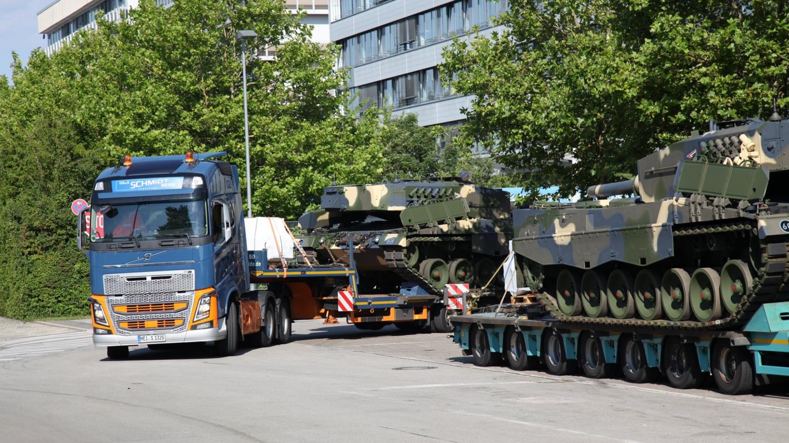 "Kamionháton" érkeznek a Németországból vásárolt új Leopard 2A4 harckocsik