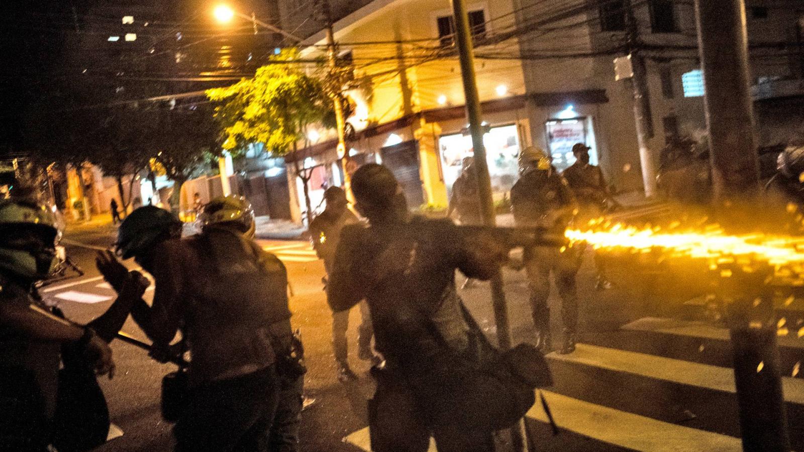 Sao Pauló-i rohamrendőrök gumilövedékekkel lövik a Jair Bolsonaro elnök tekintélyuralmi rezsimje ellen demonstrálókat