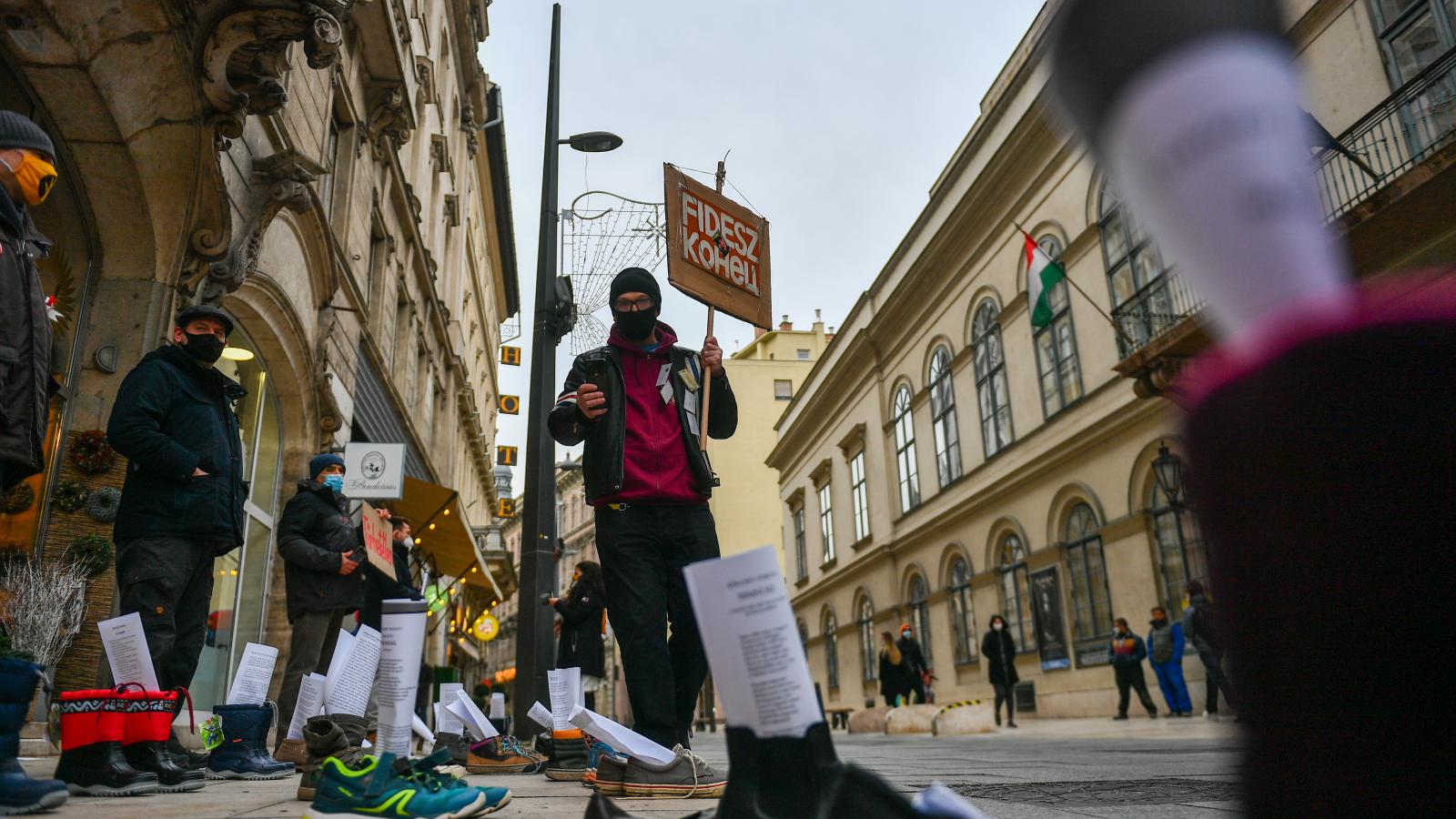 Tiltakozó flashmob Demeter Szilárd véleménycikke miatt a Petőfi Irodalmi Múzeum (PIM) épülete előtt