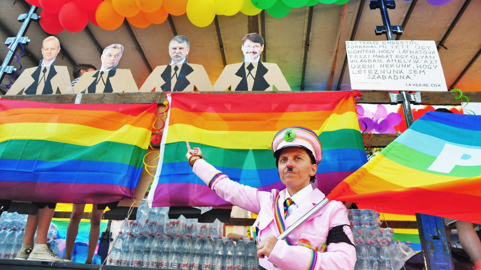 A Budapest Pride-on így figurázták ki a Fidesz mellegellenes politikusait