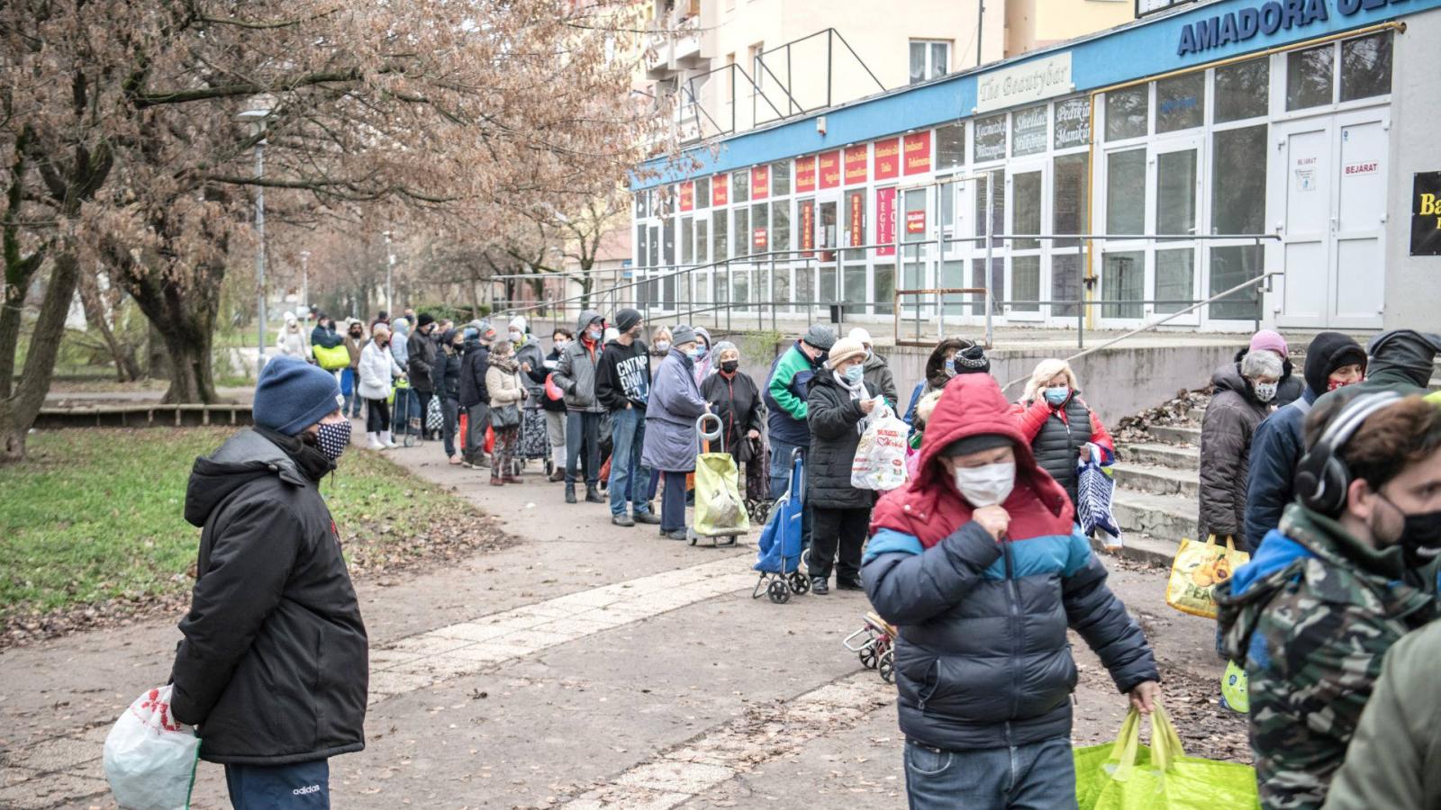 Ételosztás a békásmegyeri üzletsoron