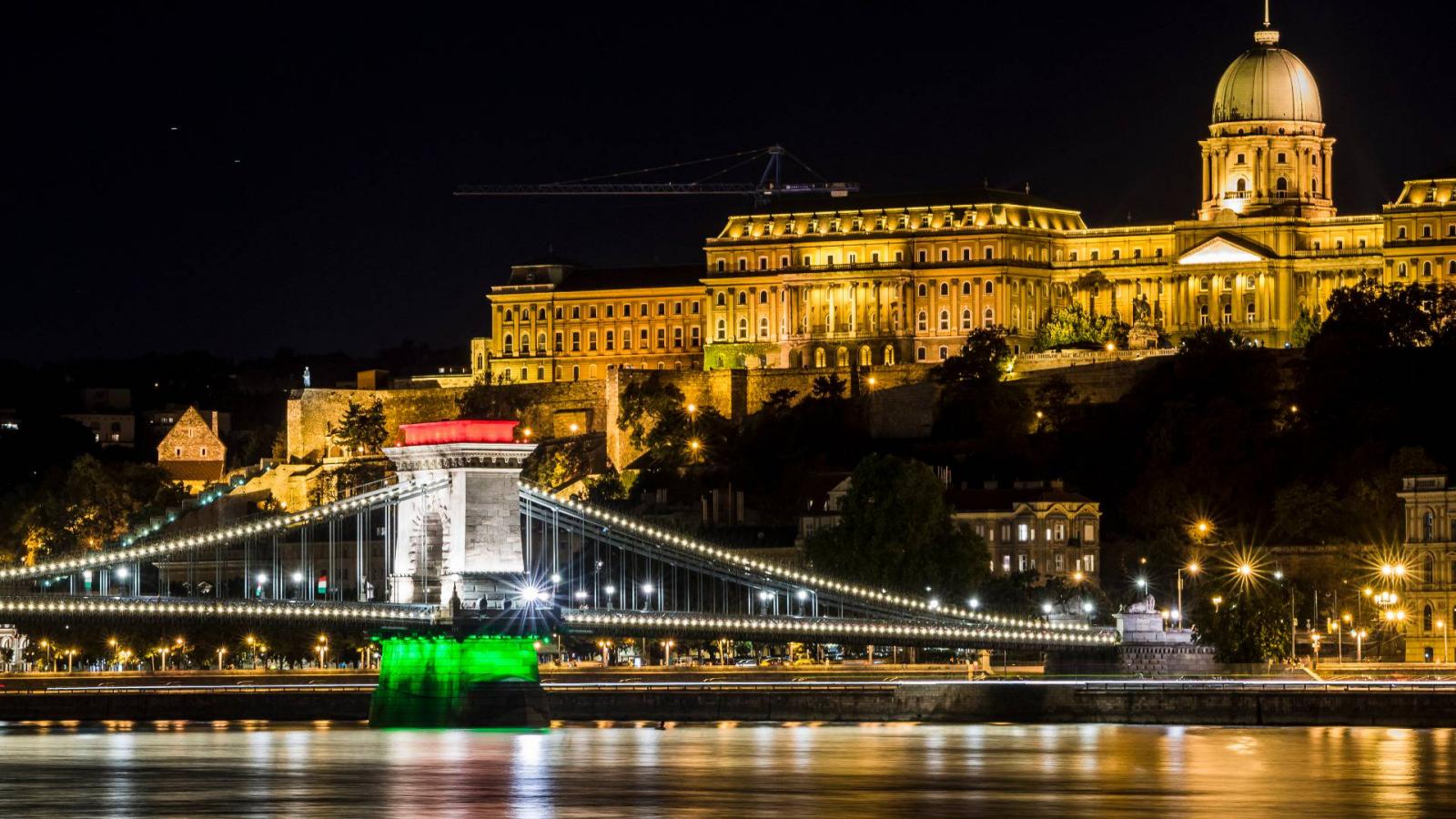 Egy estére kihunyhatnak Budapest szimbólumainak fényei is