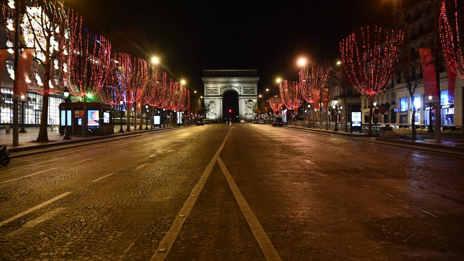 Szilveszterkor üresen kongott a máskor tömegektől zsúfolt párizsi Champs Elysées