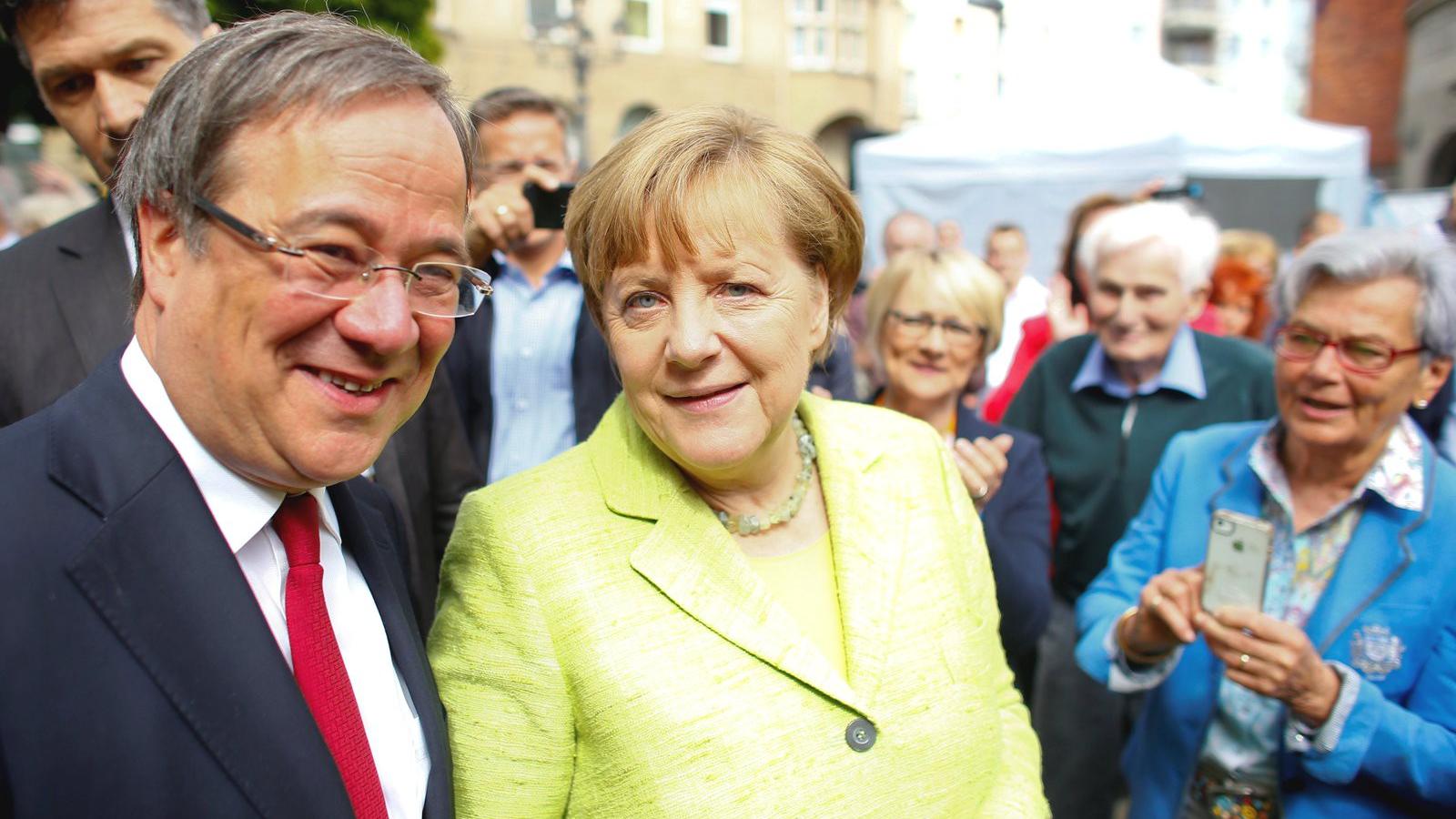 Armin Laschet és Angela Merkel az az észak-rajna-vesztfáliai Aachenben FOTÓ: REUTERS/Thilo Schmuelgen