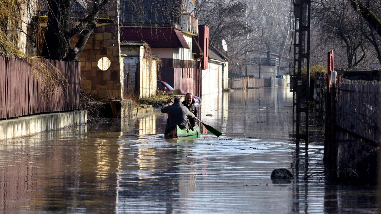 Kenuval eveznek nyaralójukhoz tulajdonosok a vízzel elöntött szolnoki üdülősoron február 21-én