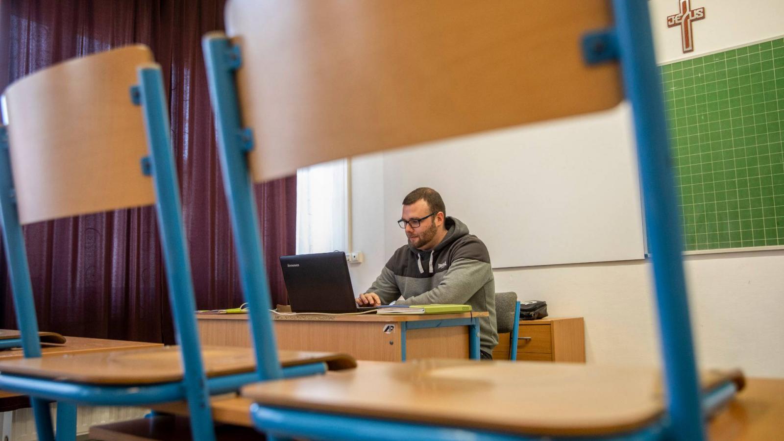 Tóth Sándor pedagógus a Class Box program segítségével foglalkozik otthon levő tanítványaival az Eötvös József Katolikus Általános Iskola és Óvoda egyik üres osztálytermében Orosházán