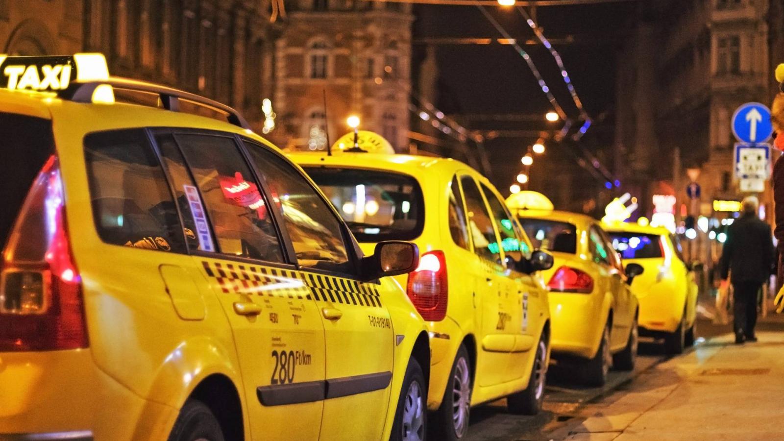 Taxik a fővárosi éjszakában.