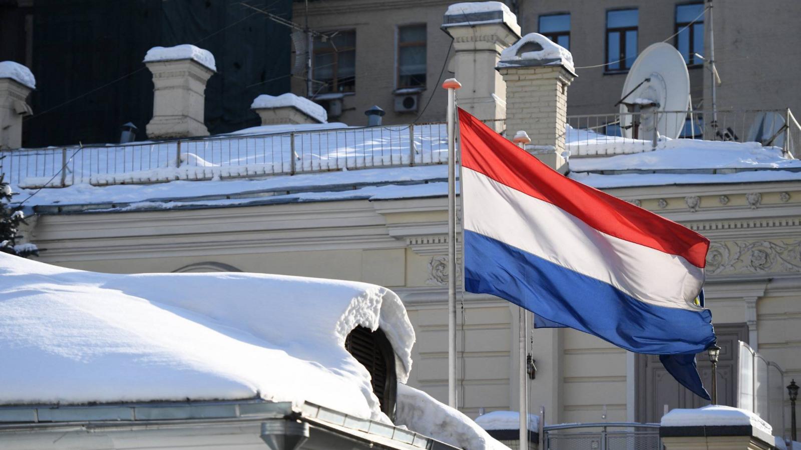 Hollandia nemzeti zászlaja Hollandia moszkvai nagykövetségén