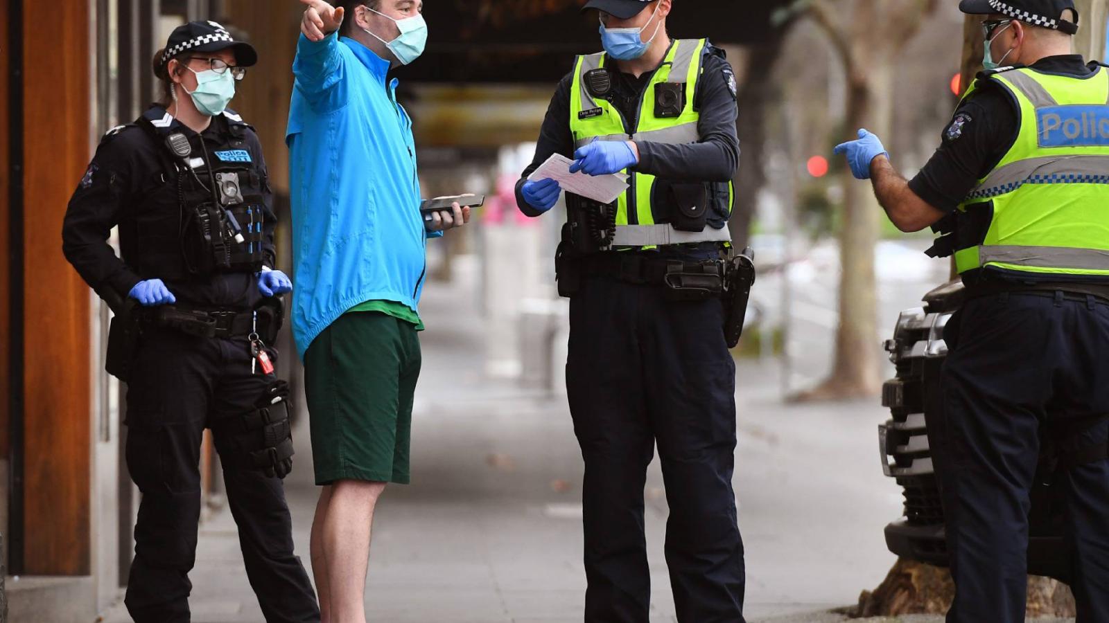 A kijárási korlátozást ellenőrzik Melbourne-ben